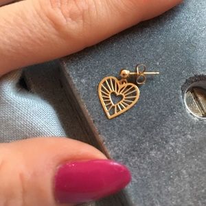 Singular 14k gold dangling heart earring